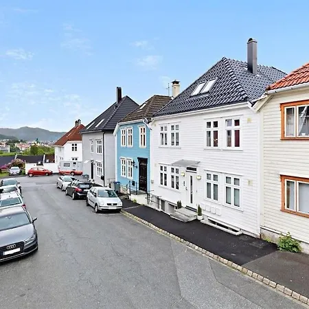 Daire Modern In Quiet Area, Minutes From Center *