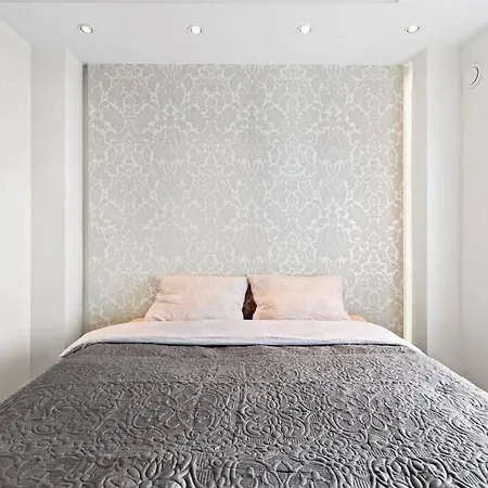 Modern In Quiet Area, Minutes From Center 公寓 *
