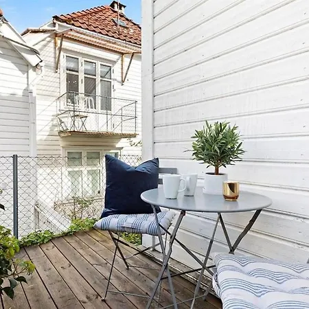 Modern In Quiet Area, Minutes From Center 公寓 *