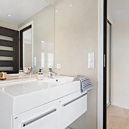 Modern In Quiet Area, Minutes From Center Daire *